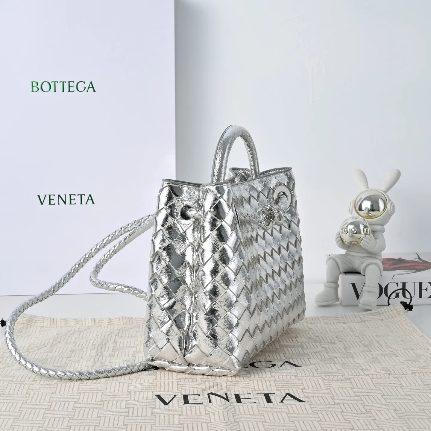 The 2023 new Andiamo batch of 1860 BV has been shipped‼ ️Really popular🔥The new Andiamo woven handbag launched by Bottega Veneta this season is really popular all over the world! ! Celebrities at home and abroad have worn it, and Oscar-winning actress Michelle Yeoh has taken it out on the street. Song Jia, Trai Yara, Yu Feihong, Sanji Ayaka, Rosie Hunting-Whiteley, Yoshioka Riho, etc. have all picked up this bag. It is classic and versatile, showing off its temperament, and the bag capacity is also large, which is very convenient for daily commuting! ! A variety of carrying methods, the shoulder straps can be adjusted by yourself, the original lambskin feels soft and delicate, and the unisex style breaks the gender boundaries and brings a more practical and longer-lasting use experience. Andiamo, which has both elegant and casual styles, perfectly interprets the true appearance of "fashionable old money style". Style number: 7463 Size: 25*22*10.5cm